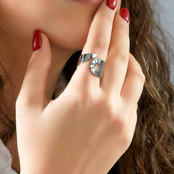 Woman wearing AN JEWELS JEWELRY Mod. AL.RFY01S-8 ring with red nail polish