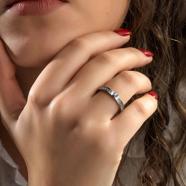 Close-up of a woman's hand wearing AN JEWELS JEWELRY Mod. AR.R1NS01SC-7 ring with elegant design on her finger.