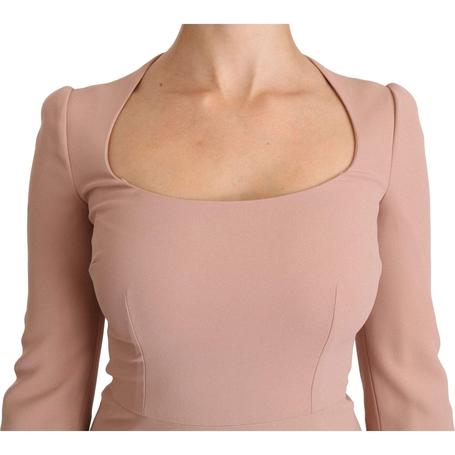 优雅的浅粉色 A 字膝长连衣裙