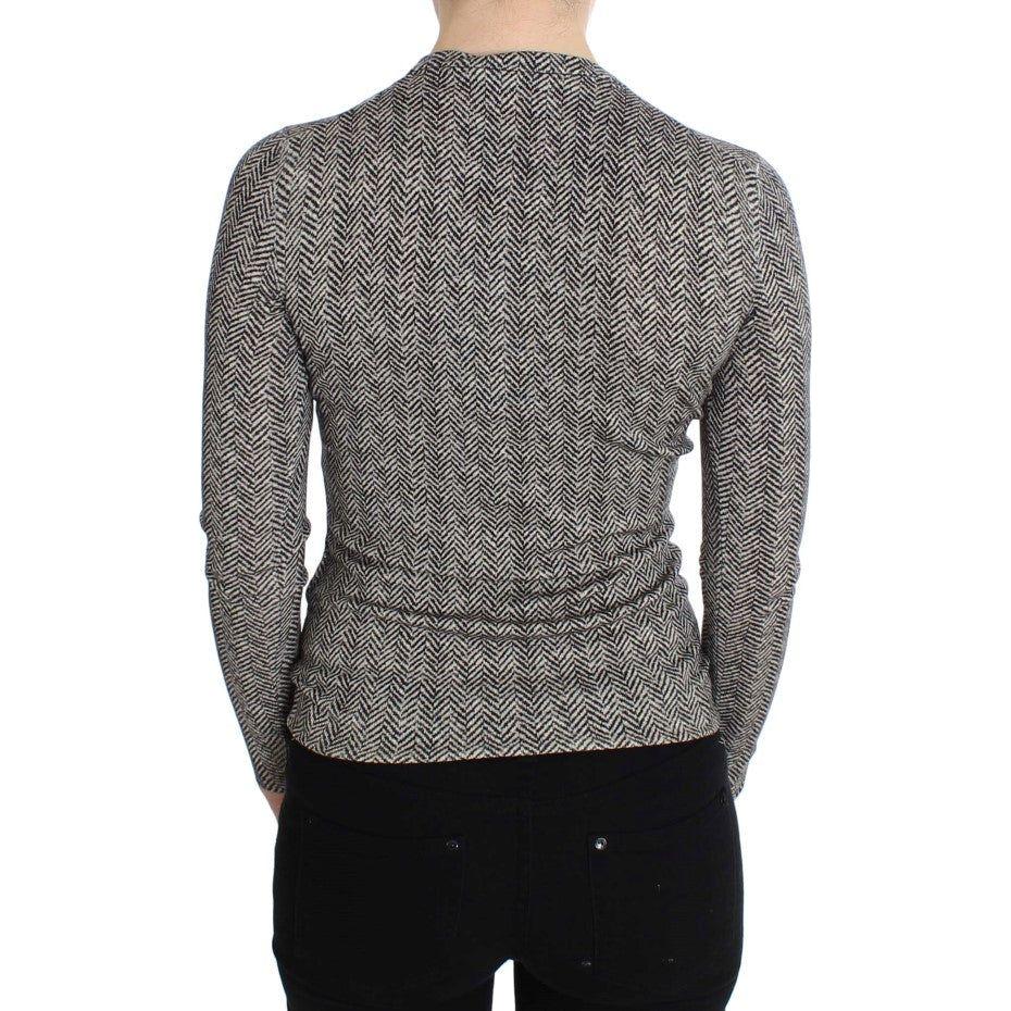 优雅的黑白羊毛开衫