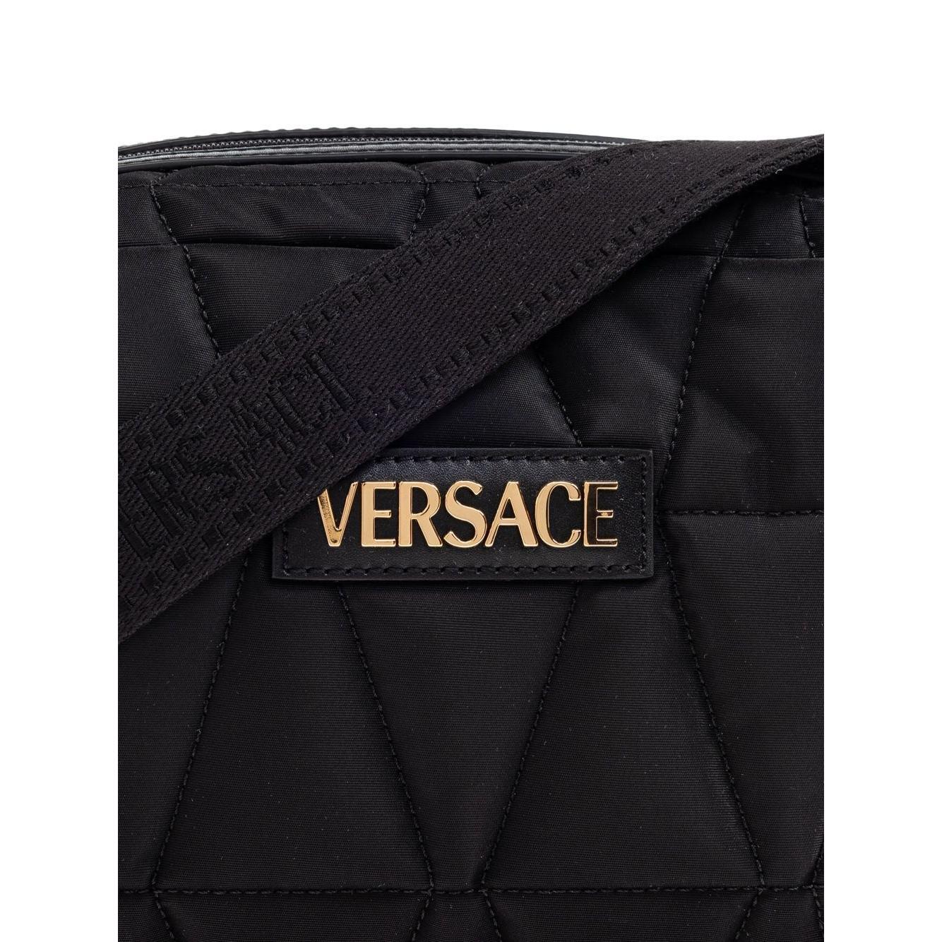 Front view with bag zipped and handles upright.