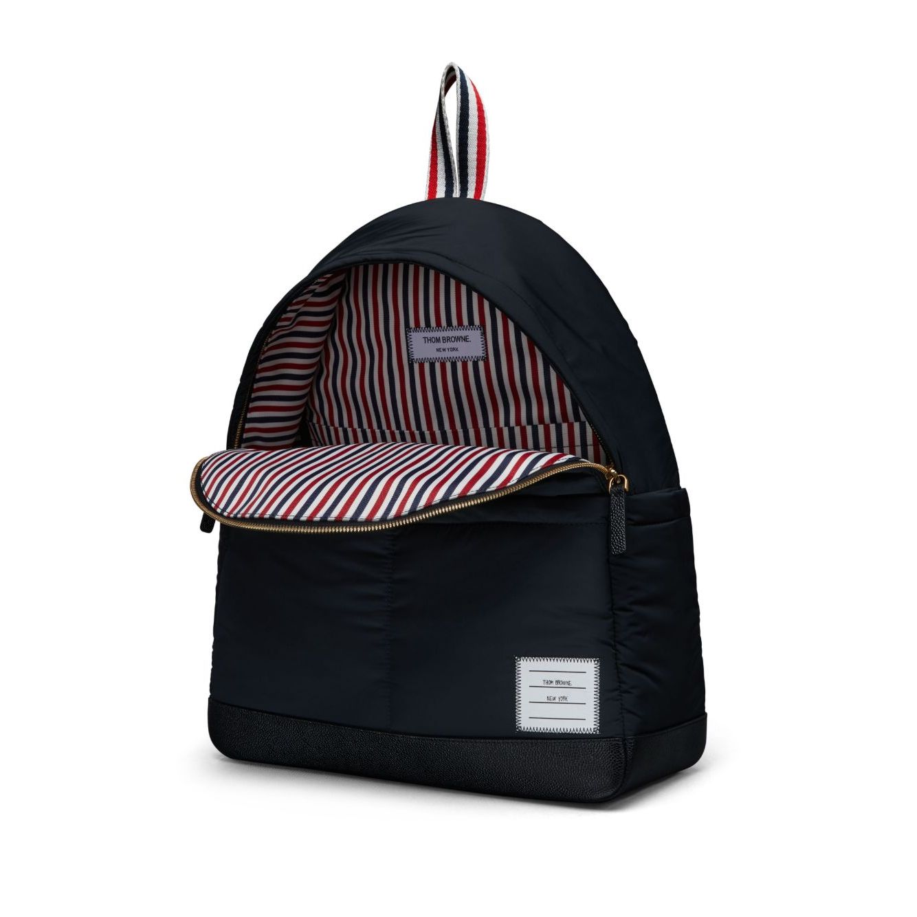 Front view with bag zipped and handles upright.