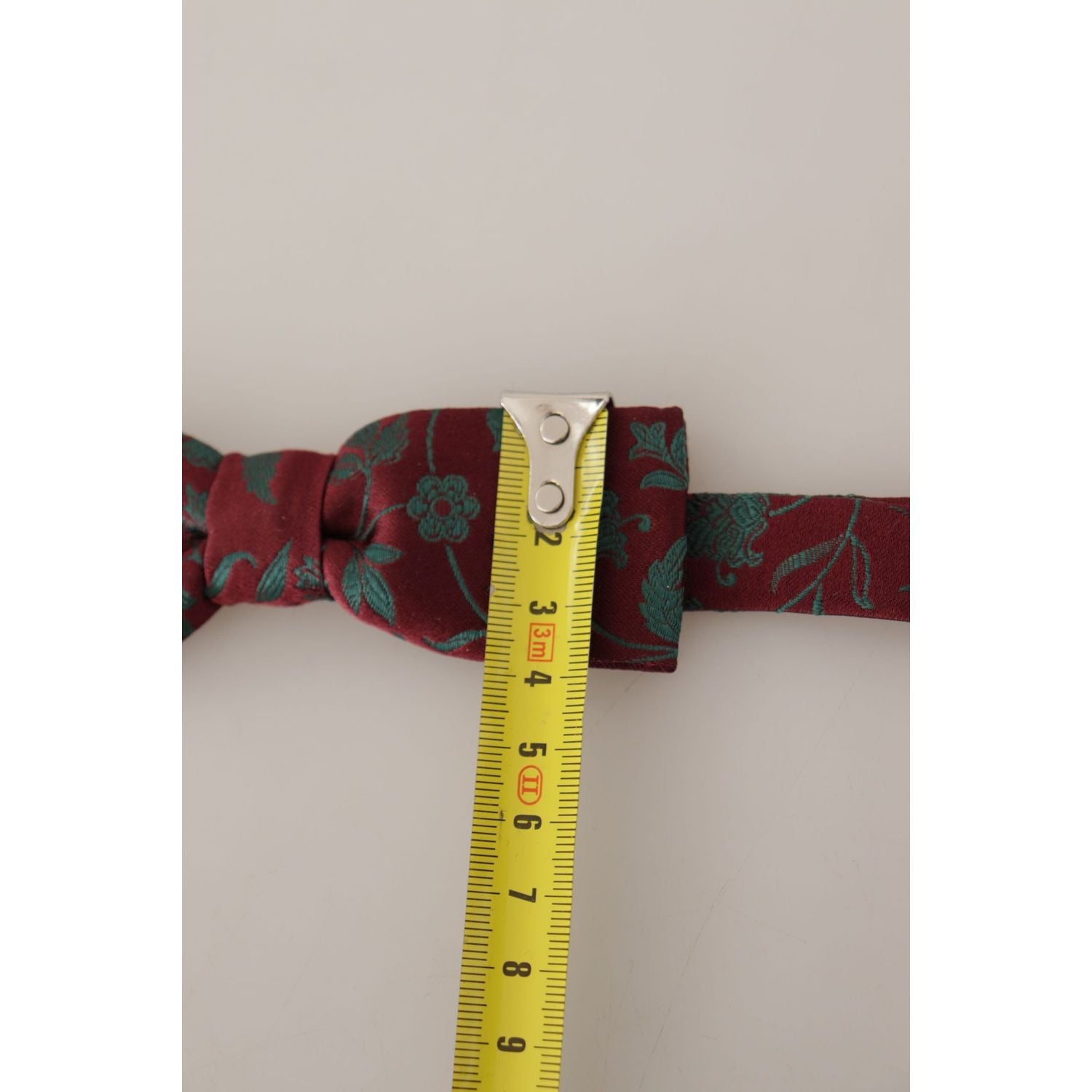 ربطة عنق أنيقة بنقوش عنابية من دولتشي آند غابانا