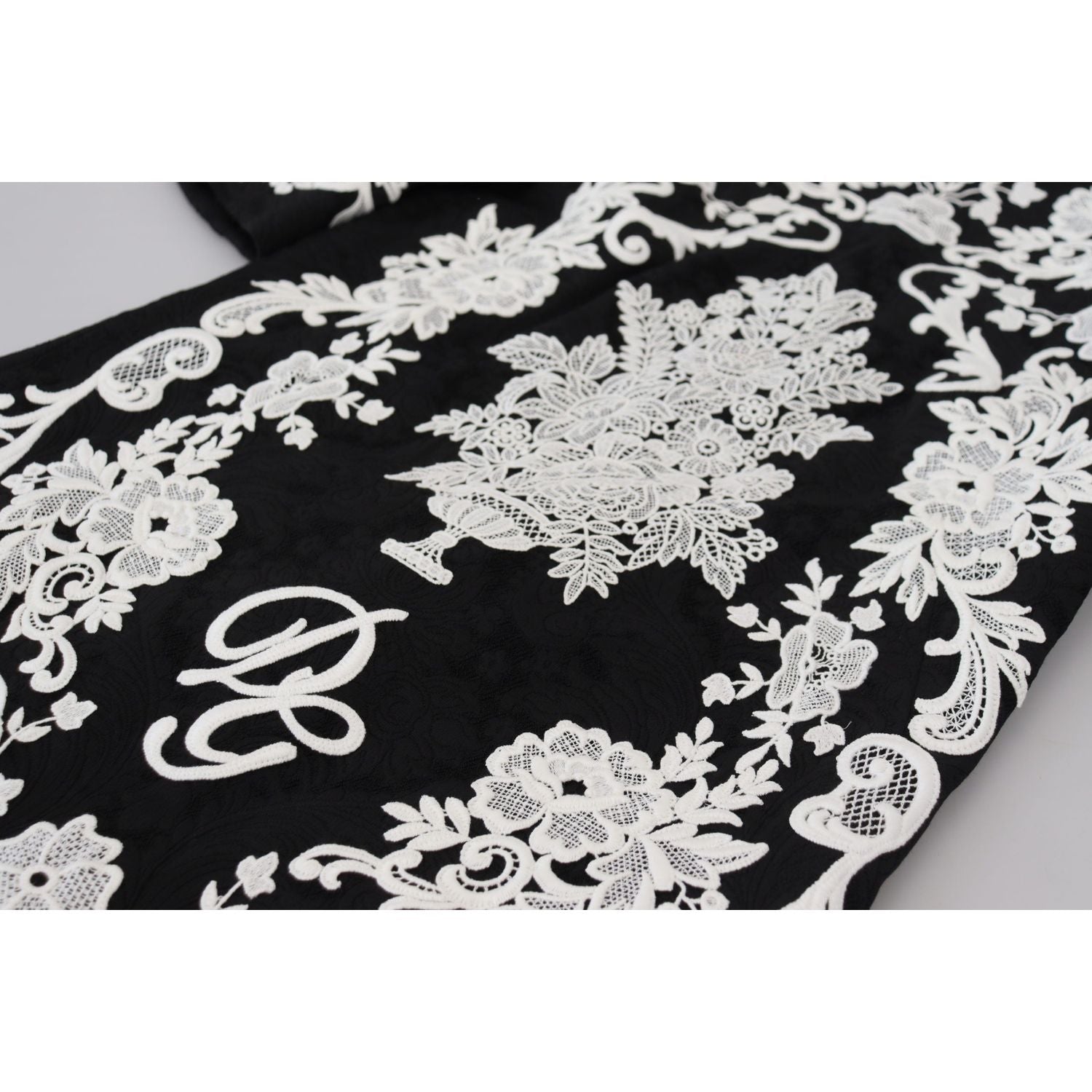 带蕾丝边的优雅黑色 A 字迷你连衣裙