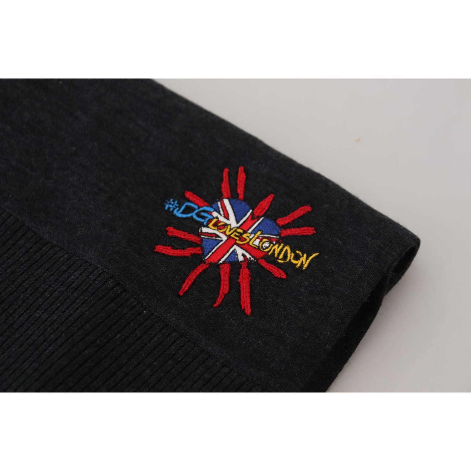 优雅的黑色羊毛围巾