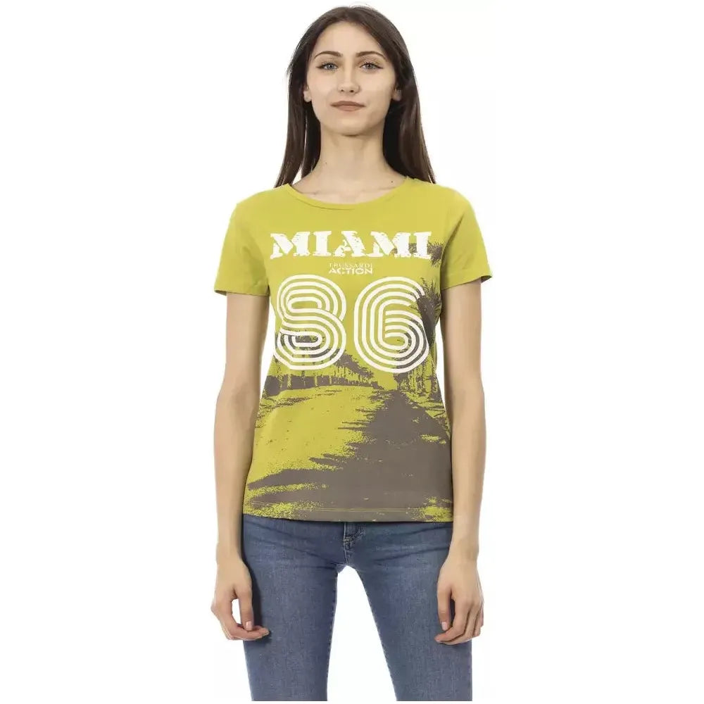 时尚绿色短袖 T 恤，正面有印花