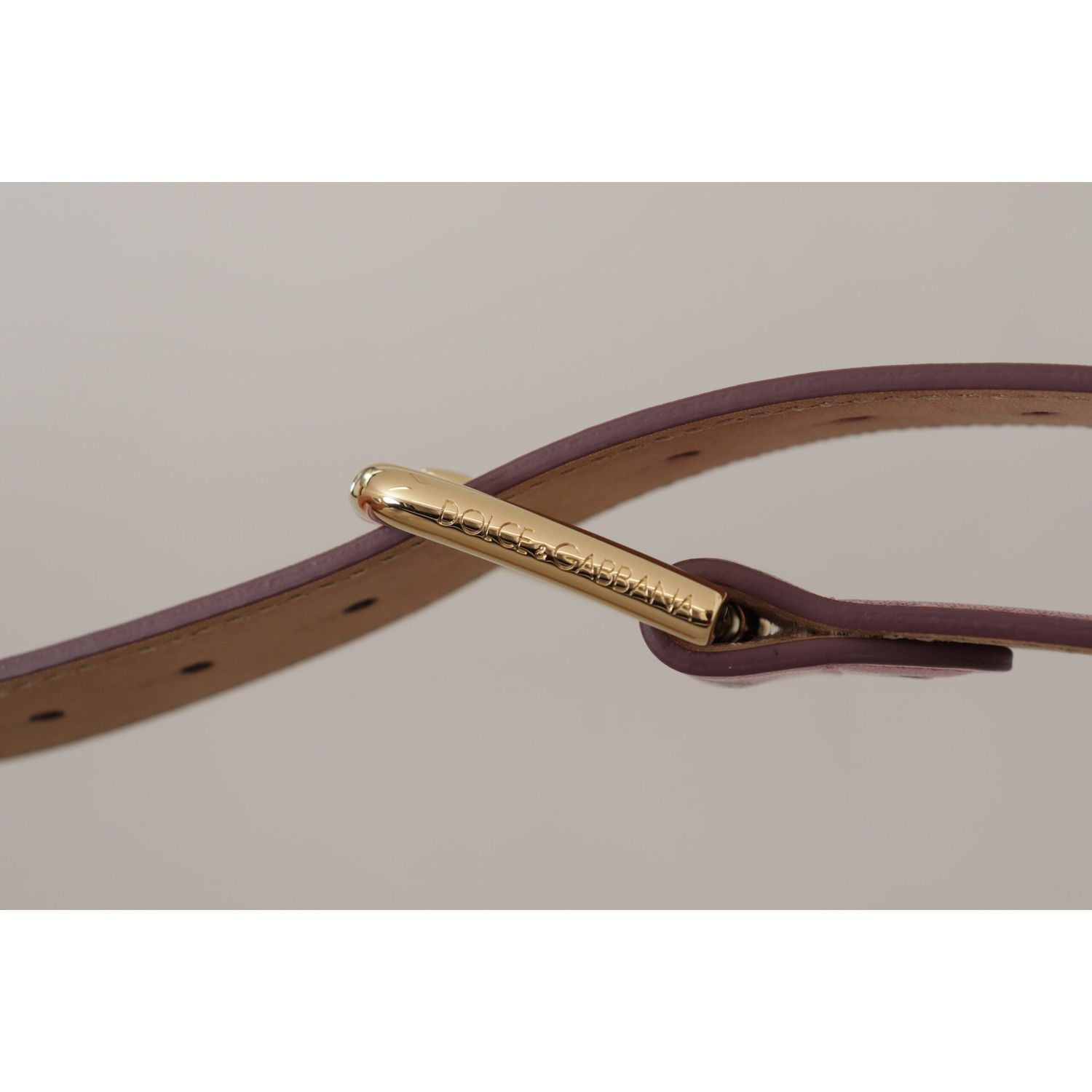 优雅的金属粉色皮带