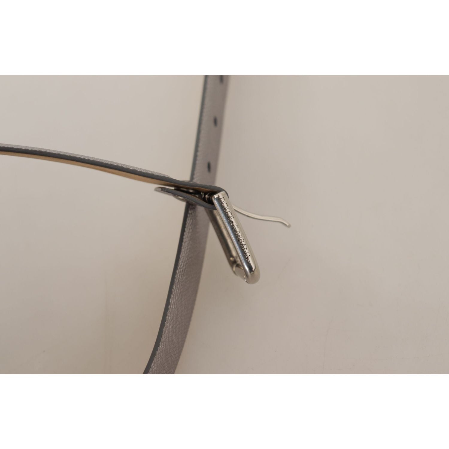 حزام جلدي فضي أنيق من دولتشي آند غابانا مع مشبك محفور