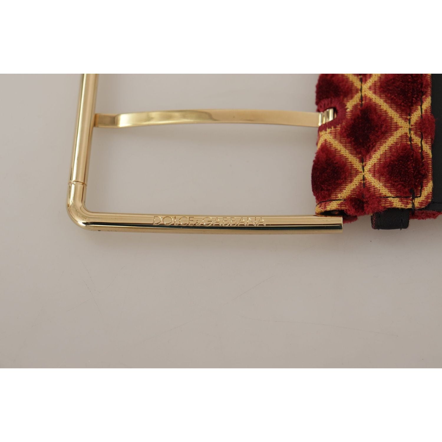 حزام جلدي متعدد الألوان منقوش عليه شعار دولتشي آند غابانا