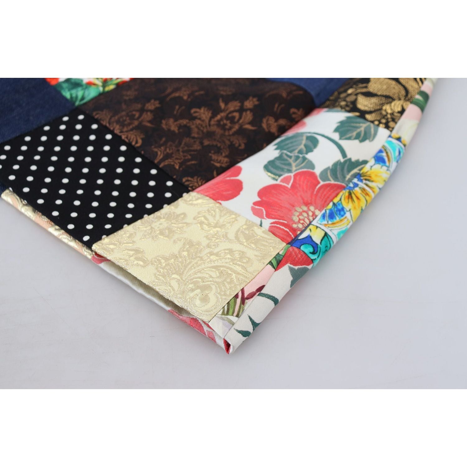 تنورة قصيرة أنيقة متعددة الألوان من دولتشي آند غابانا