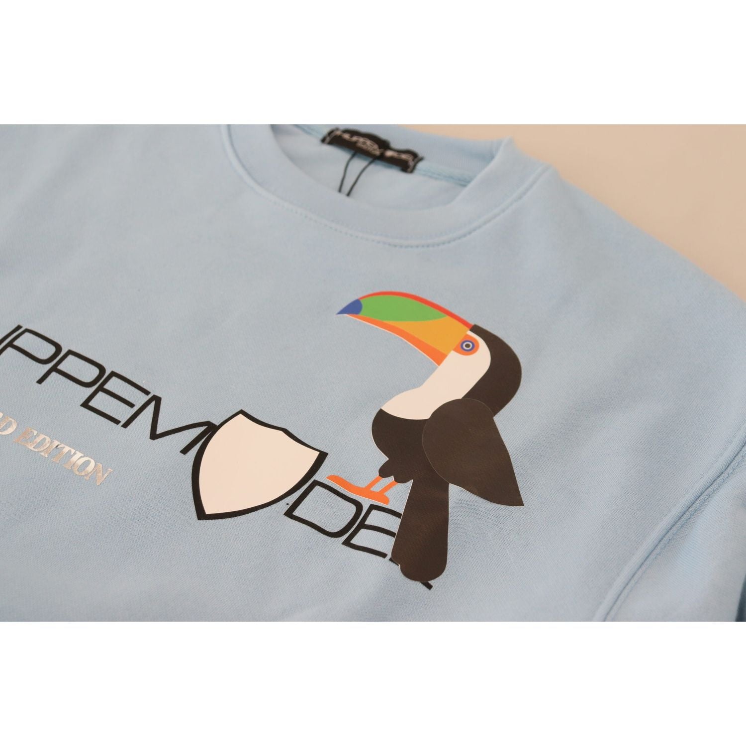 时尚浅蓝色徽标缀饰毛衣