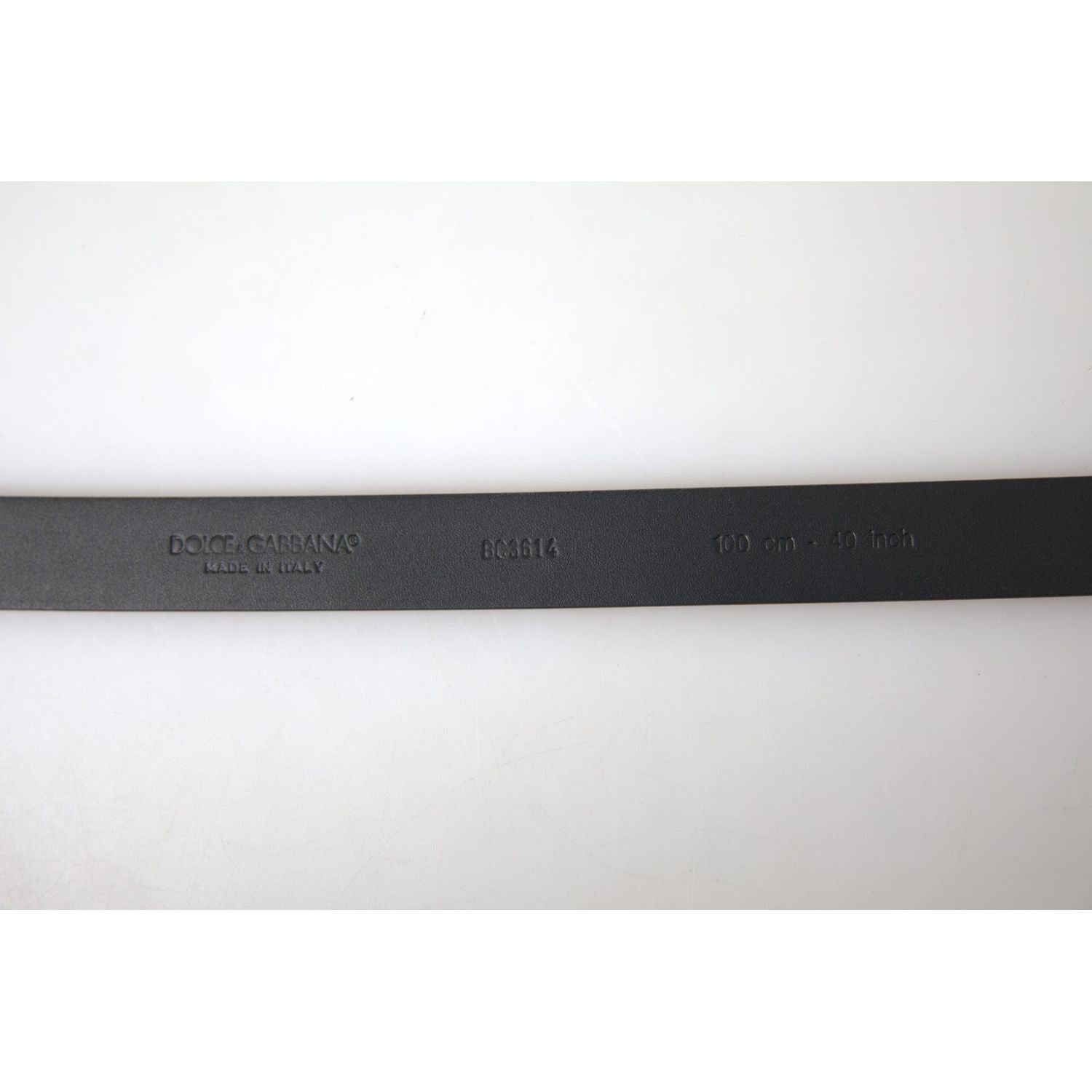 حزام دولتشي آند غابانا الأنيق المصنوع من الجلد باللون البوردو مع مشبك معدني