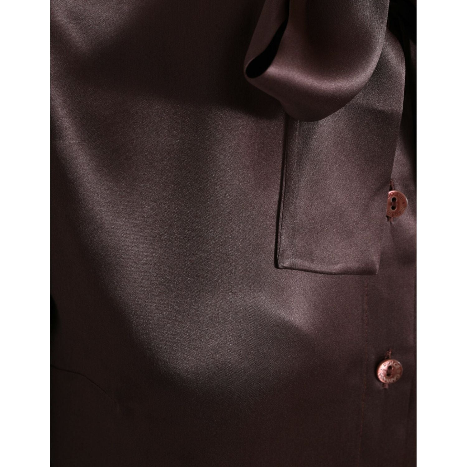 بلوزة دولتشي آند غابانا الحريرية الأنيقة بياقة أسكوت