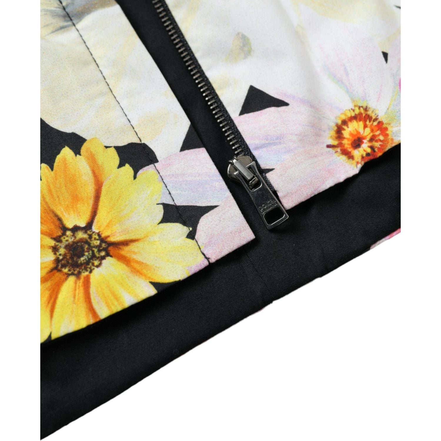 بلوزة قصيرة مزينة بالزهور من دولتشي آند غابانا