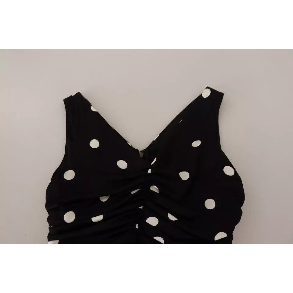 فستان دولتشي آند غابانا من الحرير الأسود المنقط بفتحة رقبة على شكل حرف V وقصّة ميدي