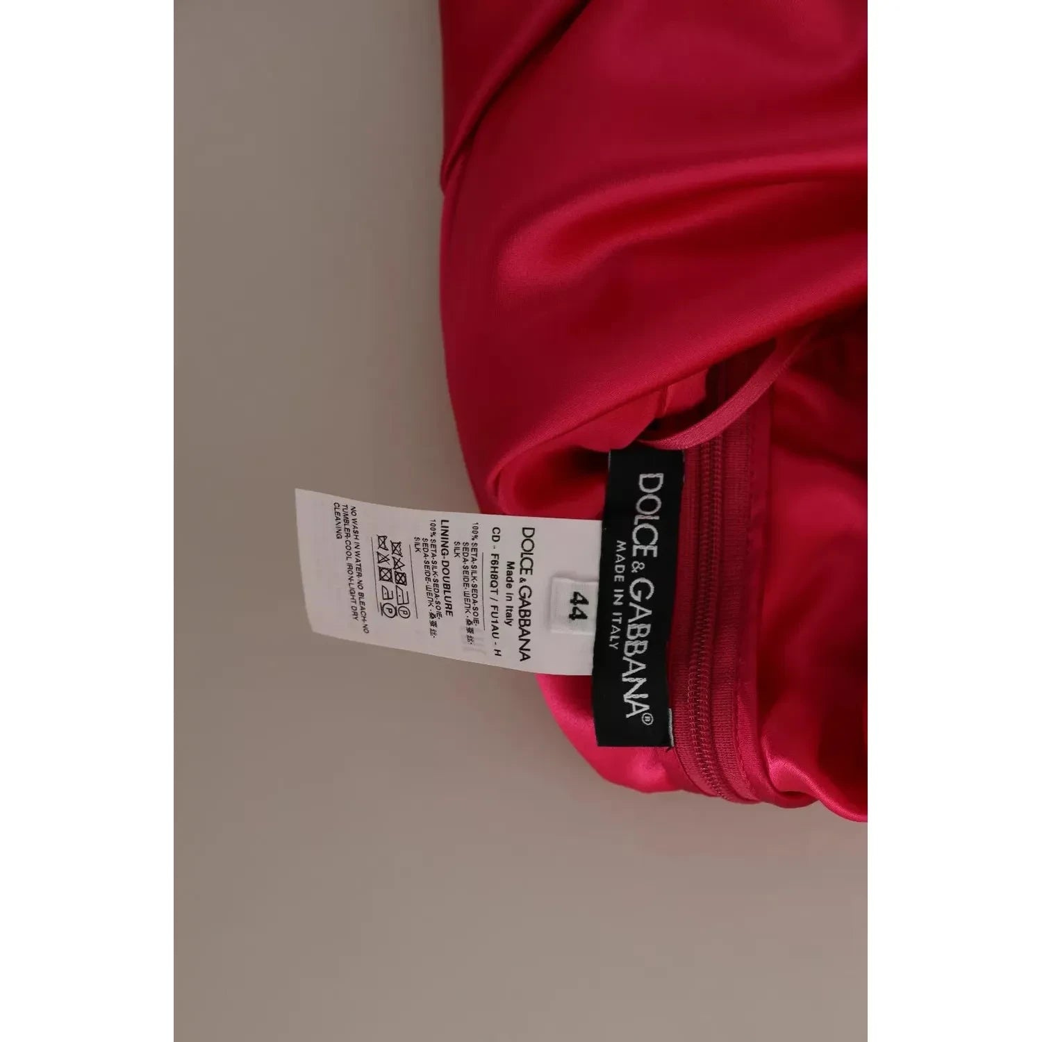 فستان دولتشي آند غابانا متوسط ​​الطول بقصّة ضيقة وكتف واحد باللون الفوشيا