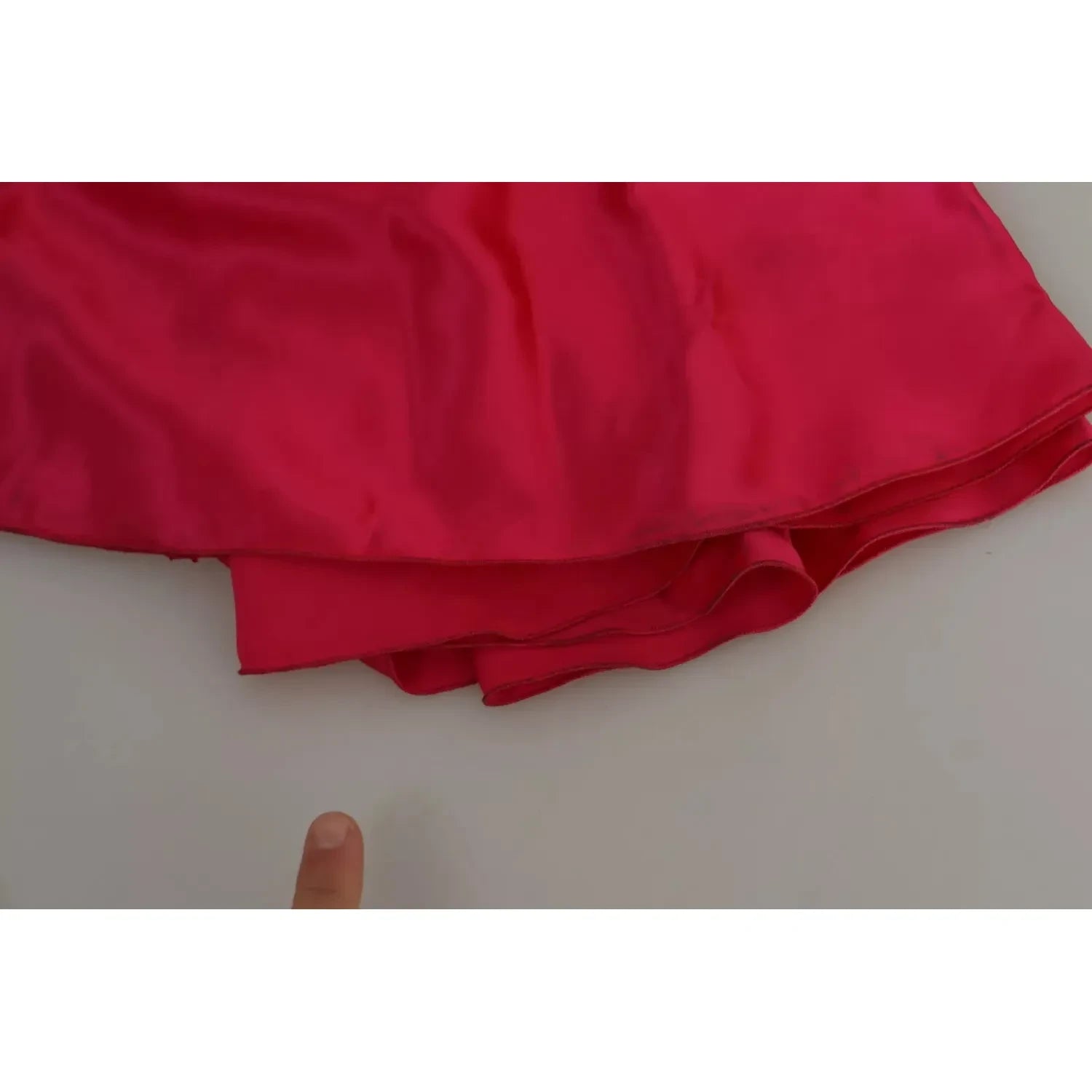 فستان دولتشي آند غابانا متوسط ​​الطول بقصّة ضيقة وكتف واحد باللون الفوشيا