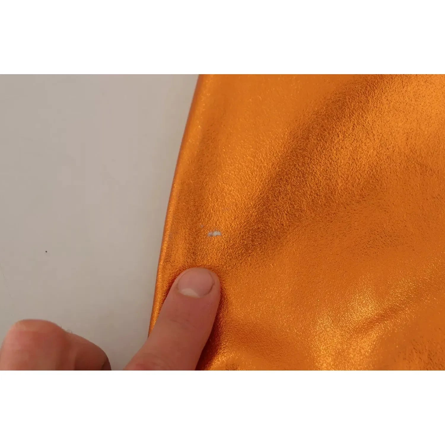 فستان دولتشي آند غابانا البرتقالي المعدني بدون أكمام