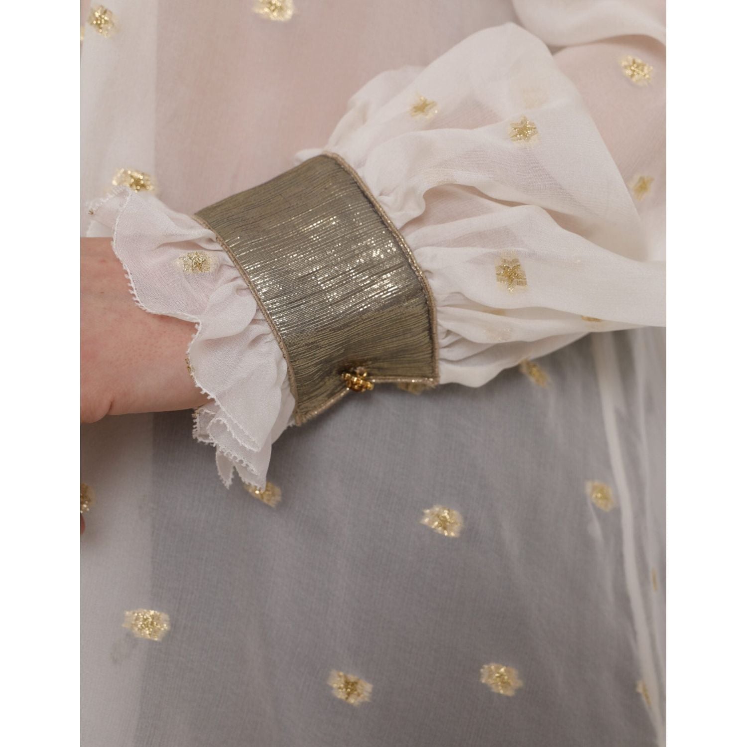 بلوزة دولتشي آند غابانا من مزيج الحرير باللون الأبيض الفاتح بياقة أسكوت