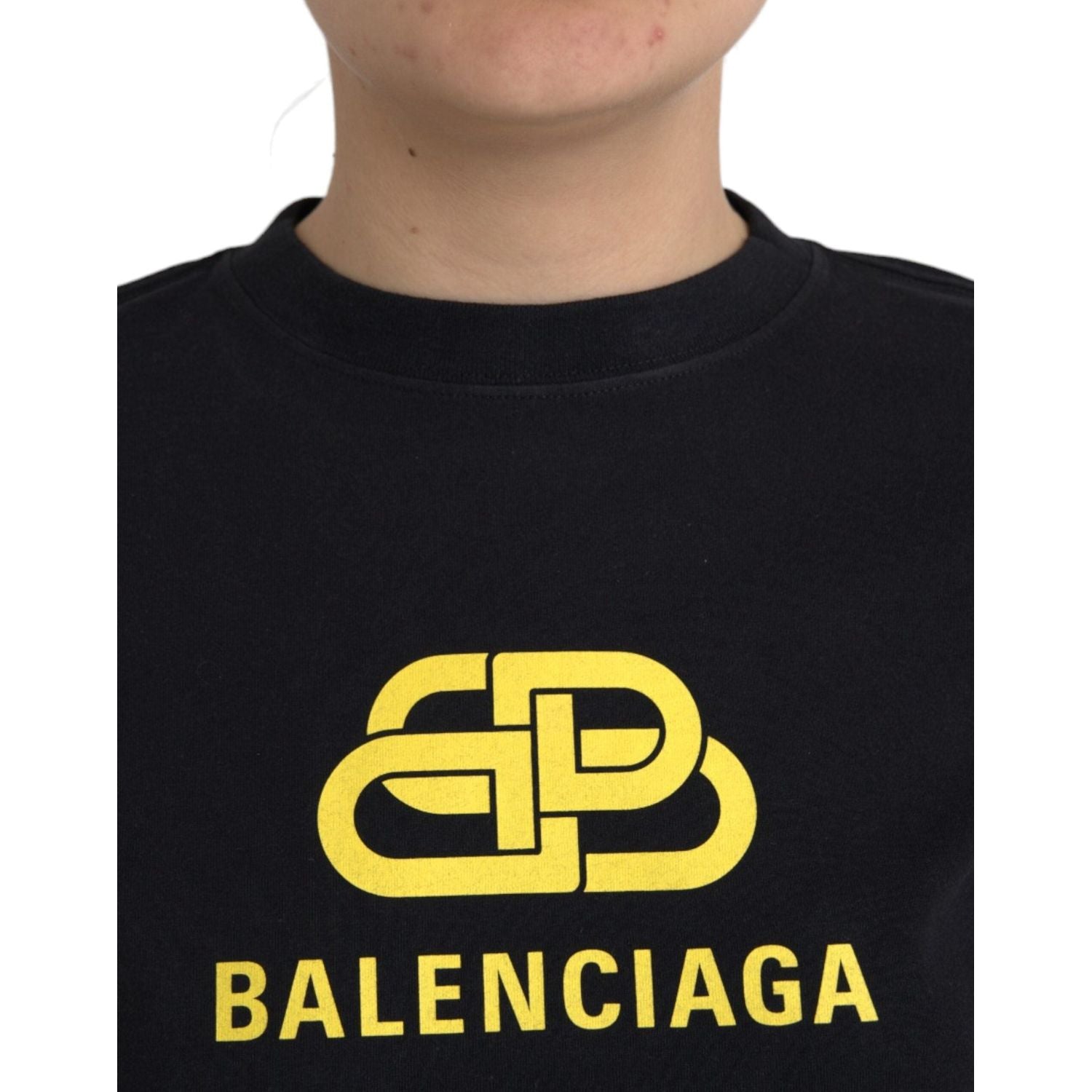 تي شيرت Balenciaga أسود من القطن بشعار وفتحة رقبة دائرية وأكمام قصيرة