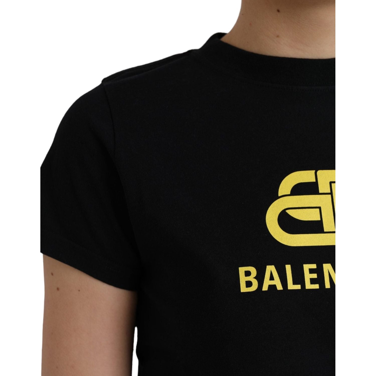 تي شيرت Balenciaga أسود من القطن بشعار وفتحة رقبة دائرية وأكمام قصيرة