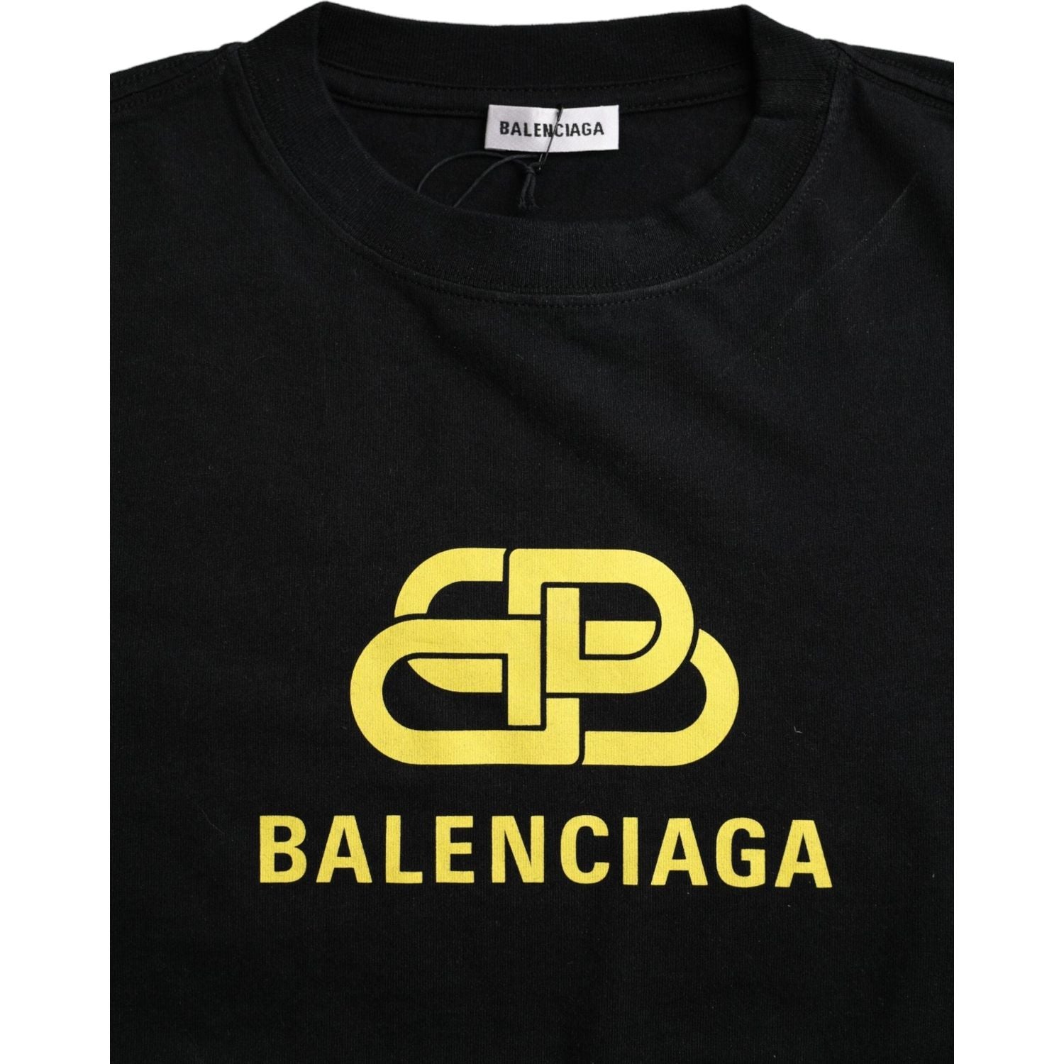تي شيرت Balenciaga أسود من القطن بشعار وفتحة رقبة دائرية وأكمام قصيرة