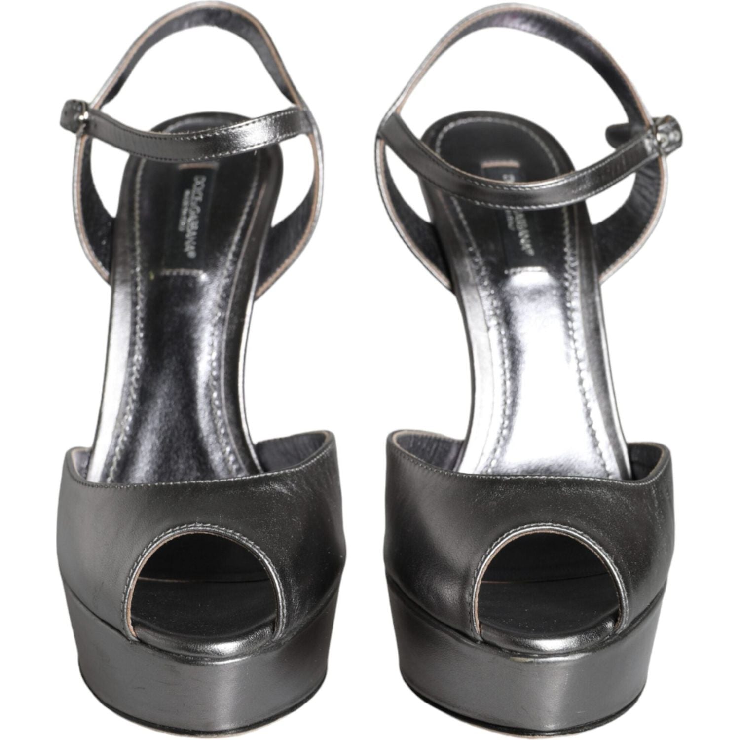 صندل كيرا من الجلد باللون الفضي المعدني من دولتشي آند غابانا