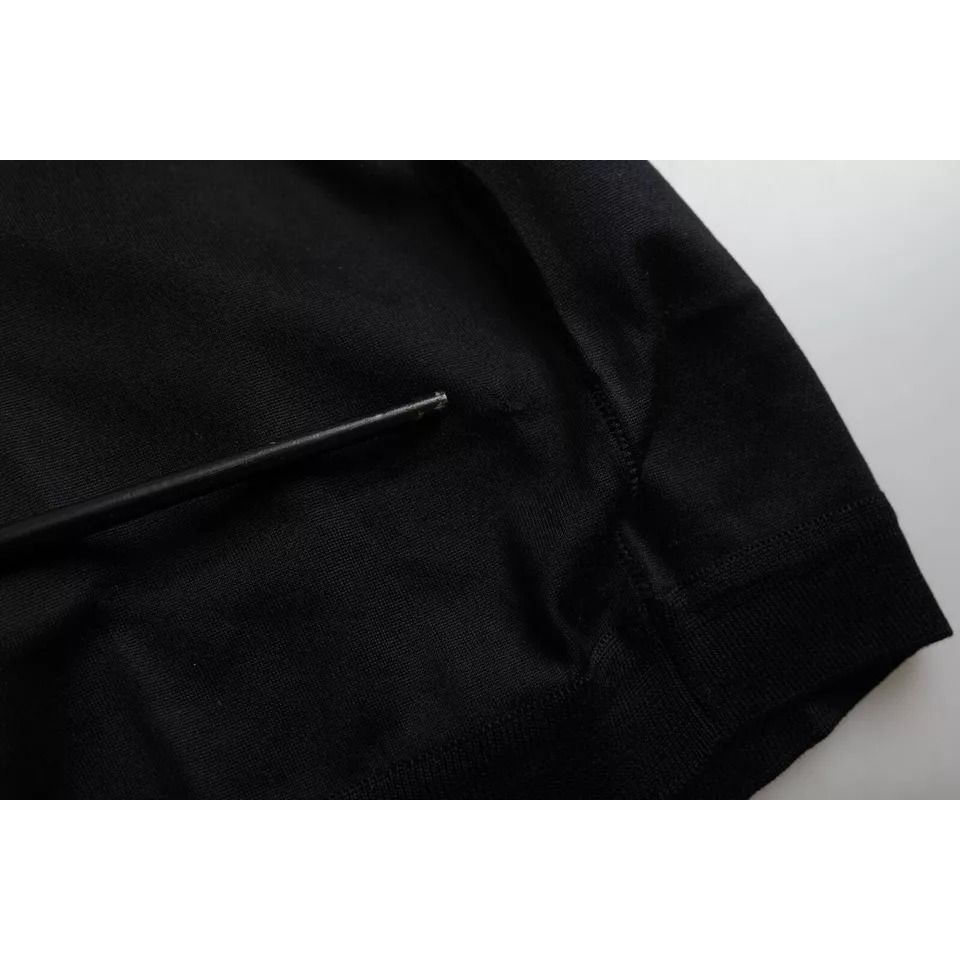 تي شيرت دولتشي آند غابانا من الحرير الأسود برقبة دائرية وأكمام قصيرة