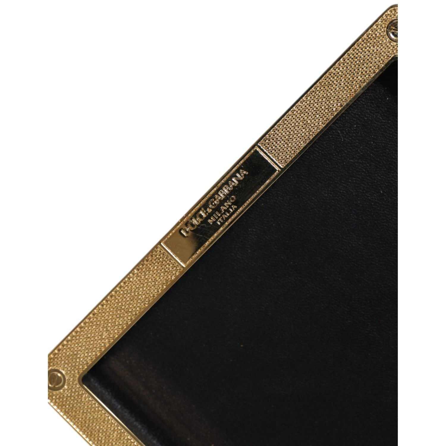 حقيبة كلاتش سهرة من دولتشي آند غابانا مصنوعة من الجلد الأسود ومزينة بمسامير ذهبية