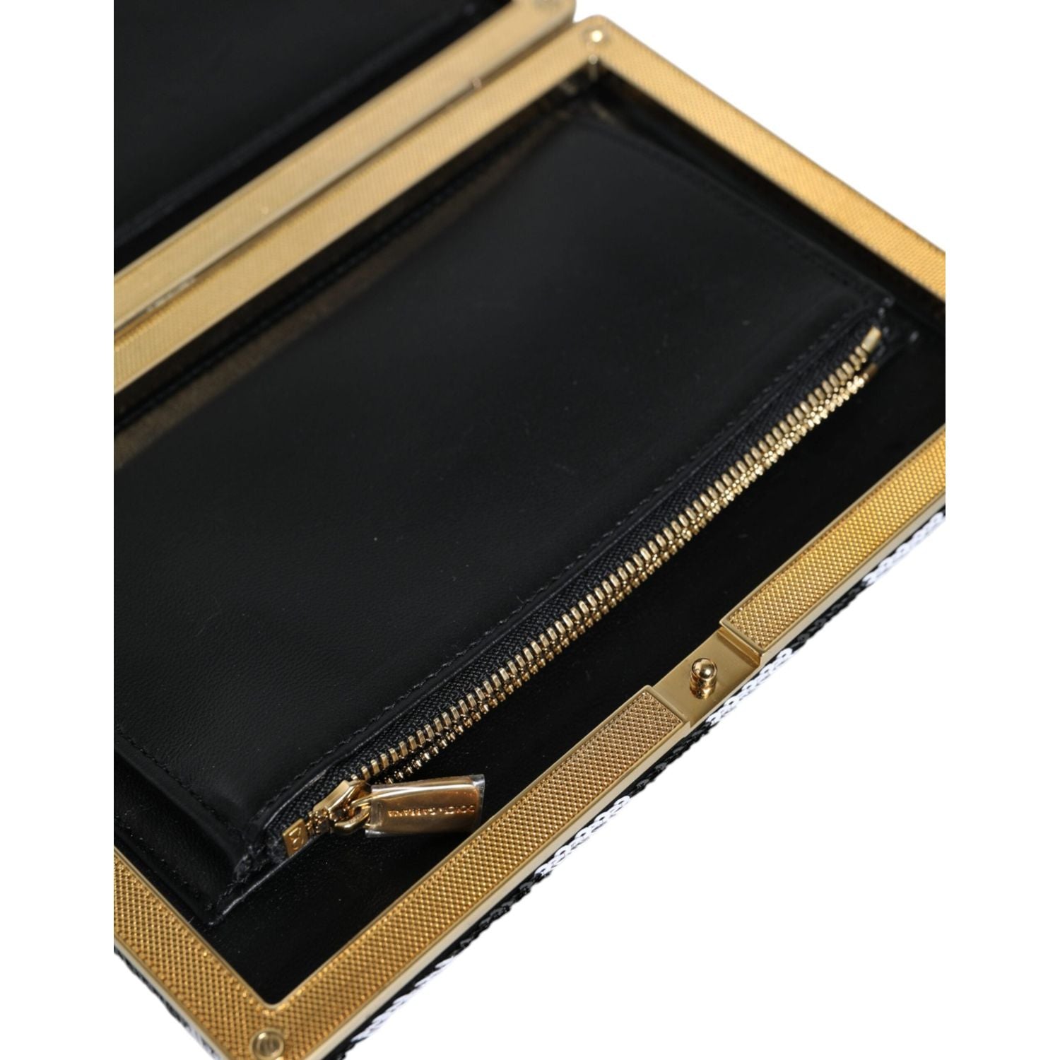 حقيبة كلاتش للحفلات المسائية من دولتشي آند غابانا بإطار ذهبي أبيض أسود