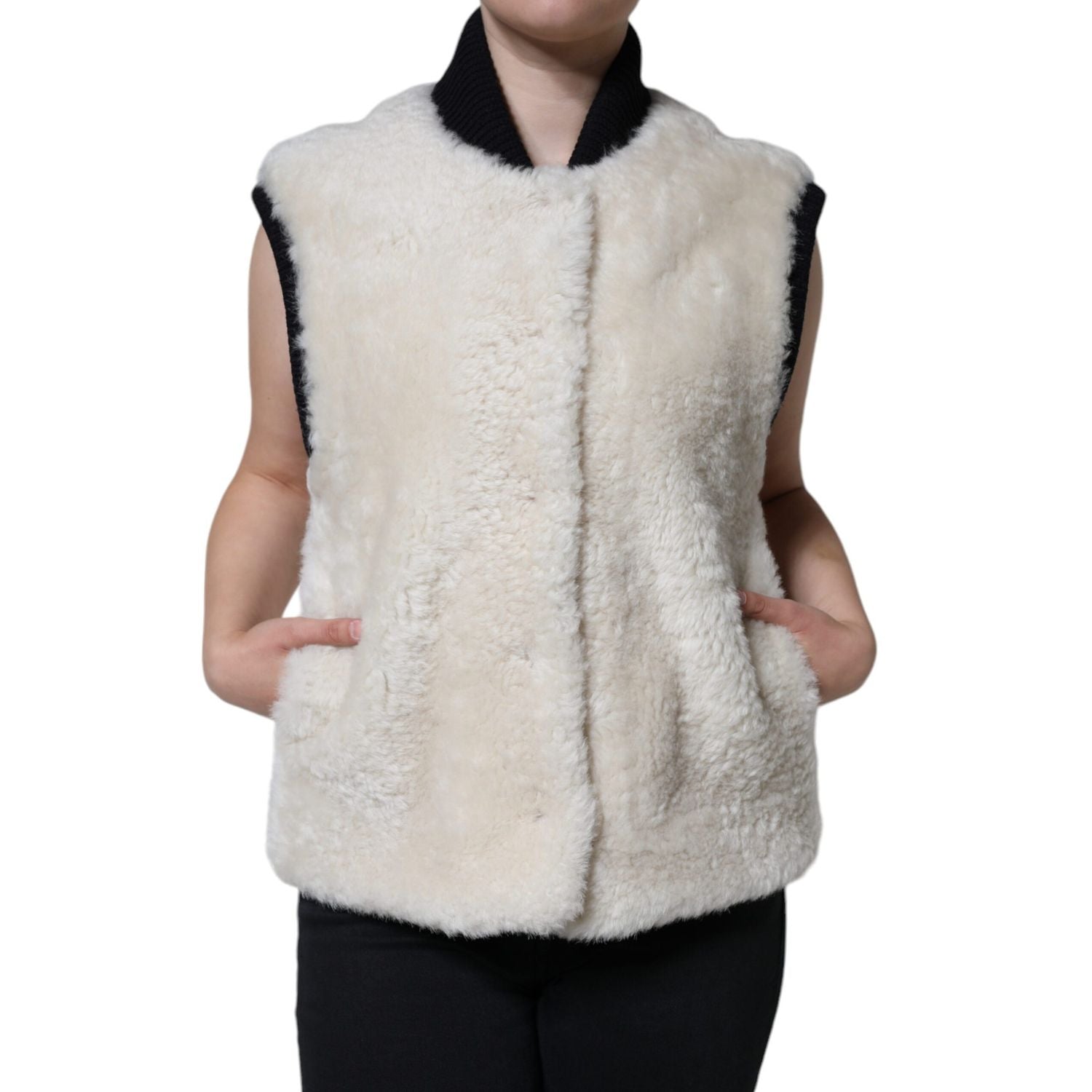 Front view with bag zipped and handles upright.