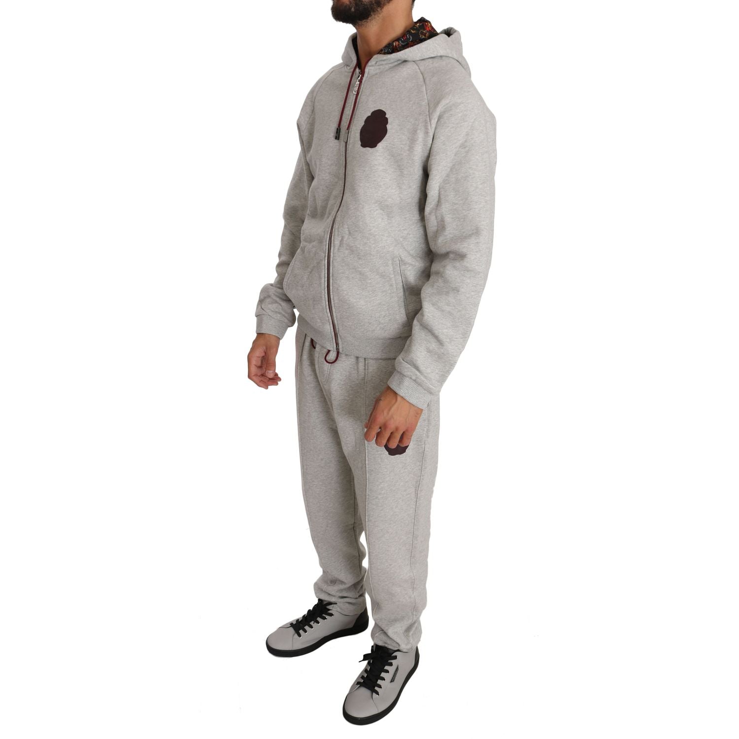 优雅的灰色连帽运动服套装