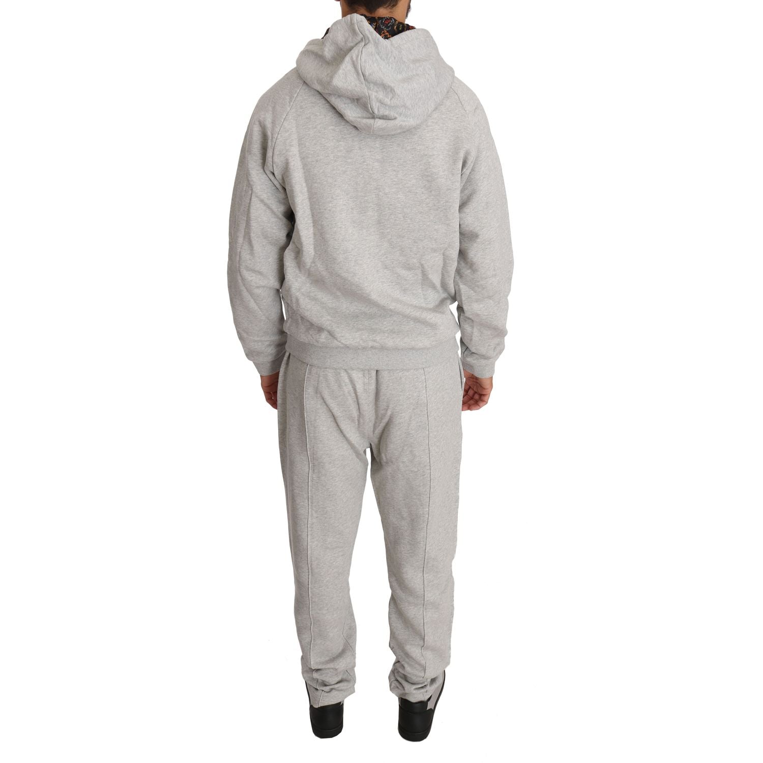 优雅的灰色连帽运动服套装