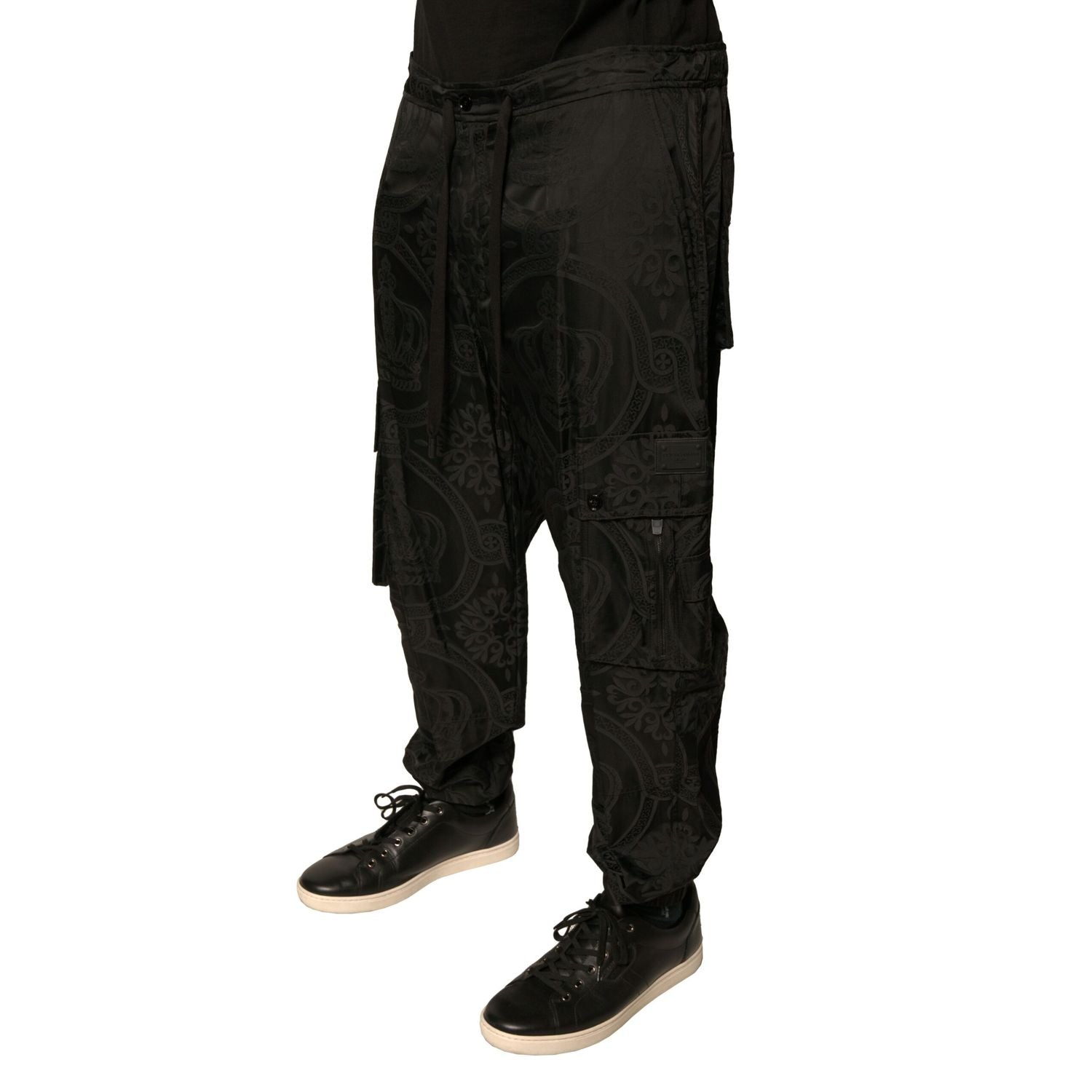 Front view with bag zipped and handles upright.