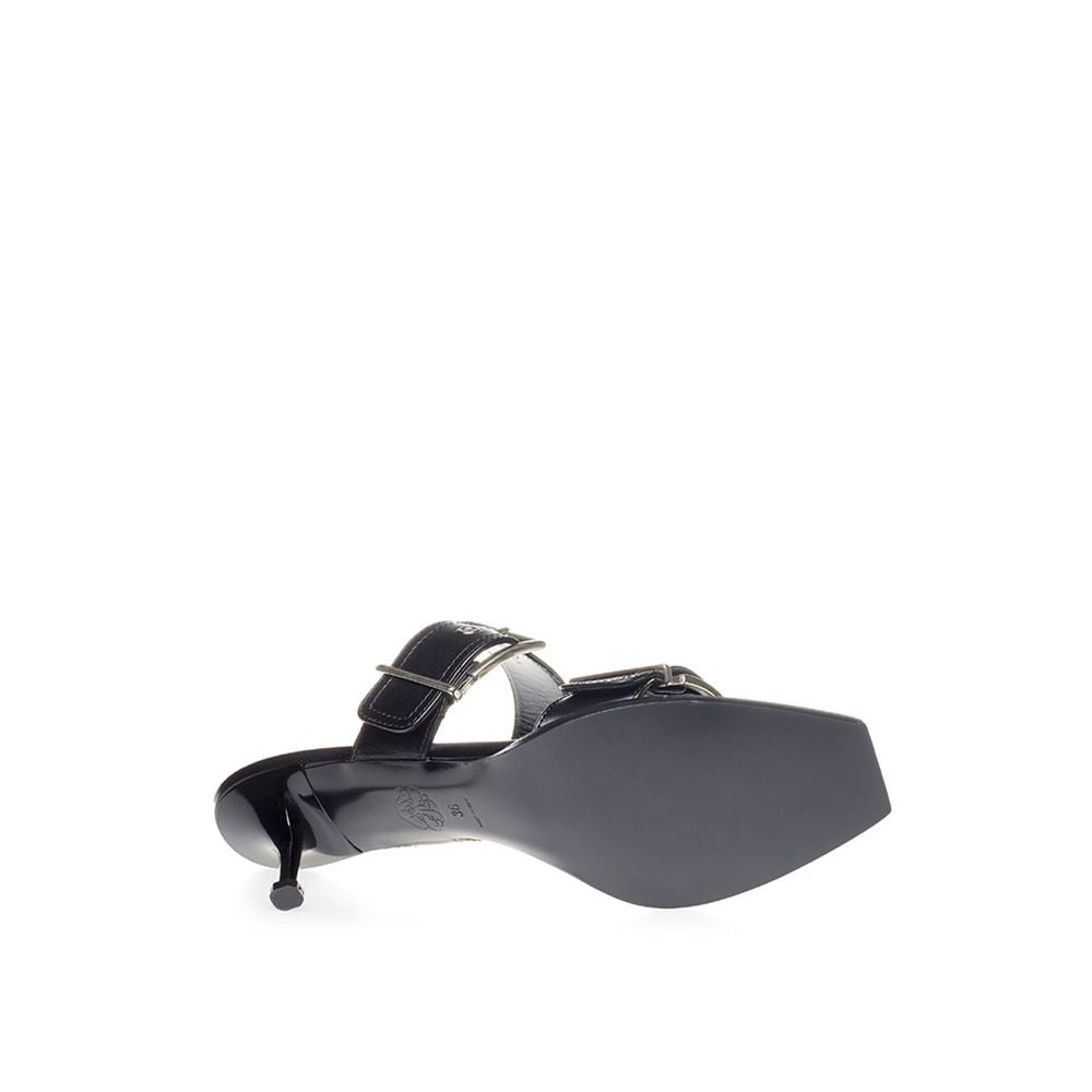 ألكسندر ماكوين - ارتقي بخطواتك مع الصنادل الجلدية السوداء الخالدة