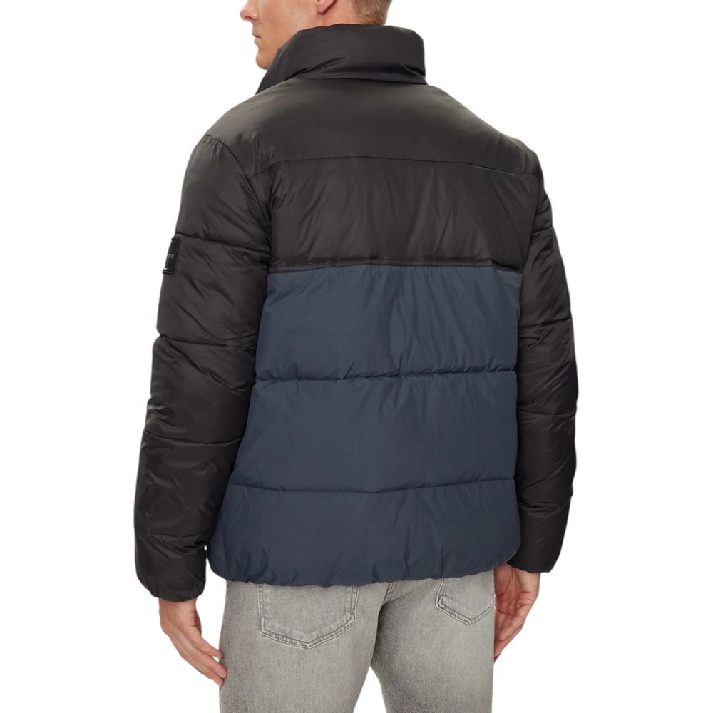 Front view with bag zipped and handles upright.
