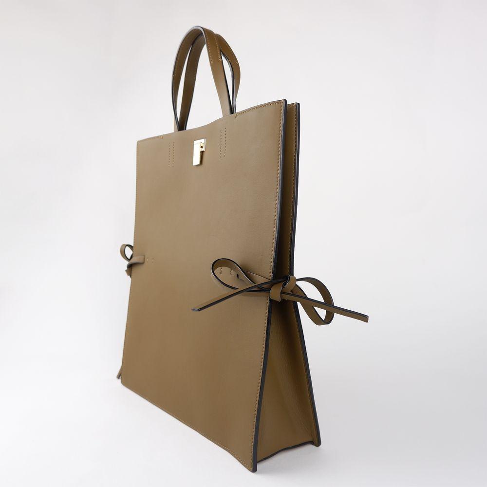Front view with bag zipped and handles upright.
