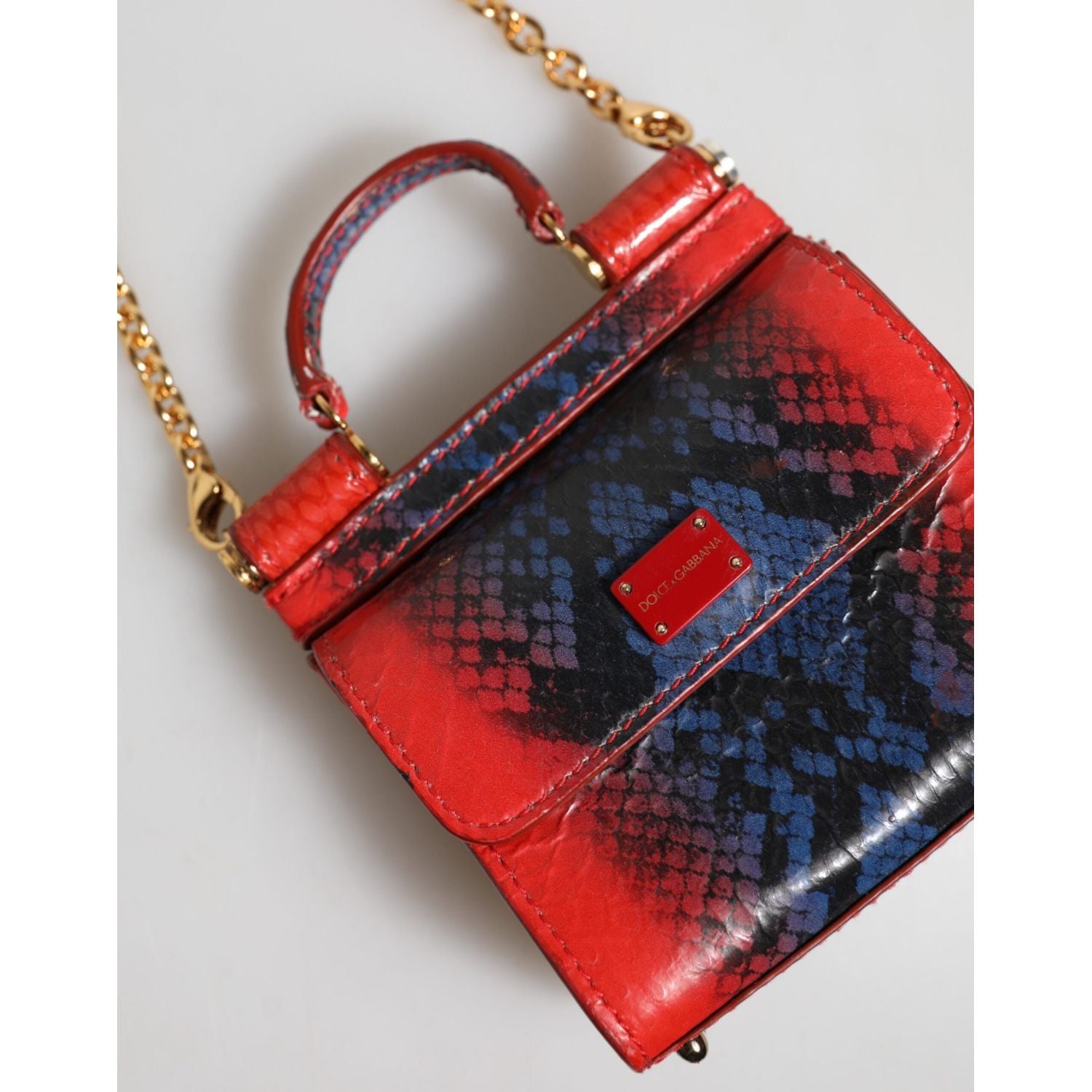 Front view with bag zipped and handles upright.