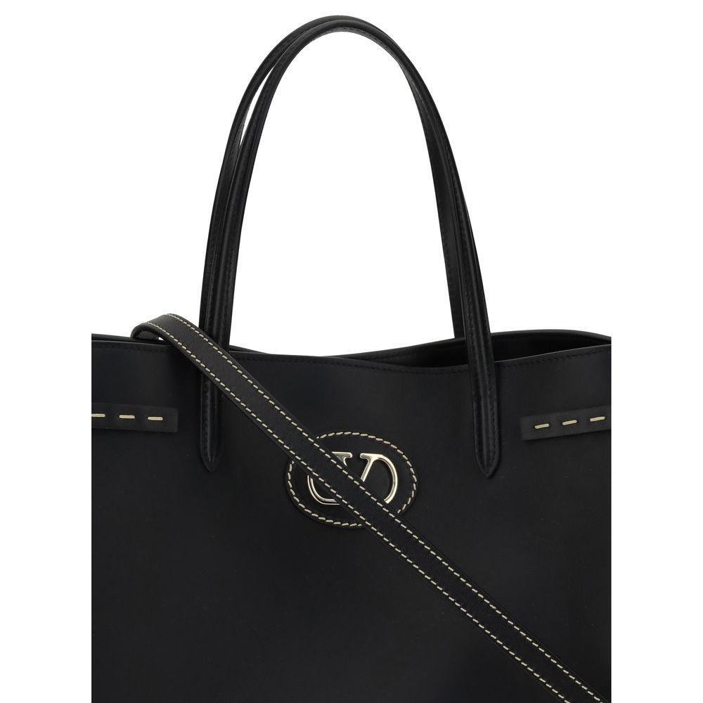 Front view with bag zipped and handles upright.