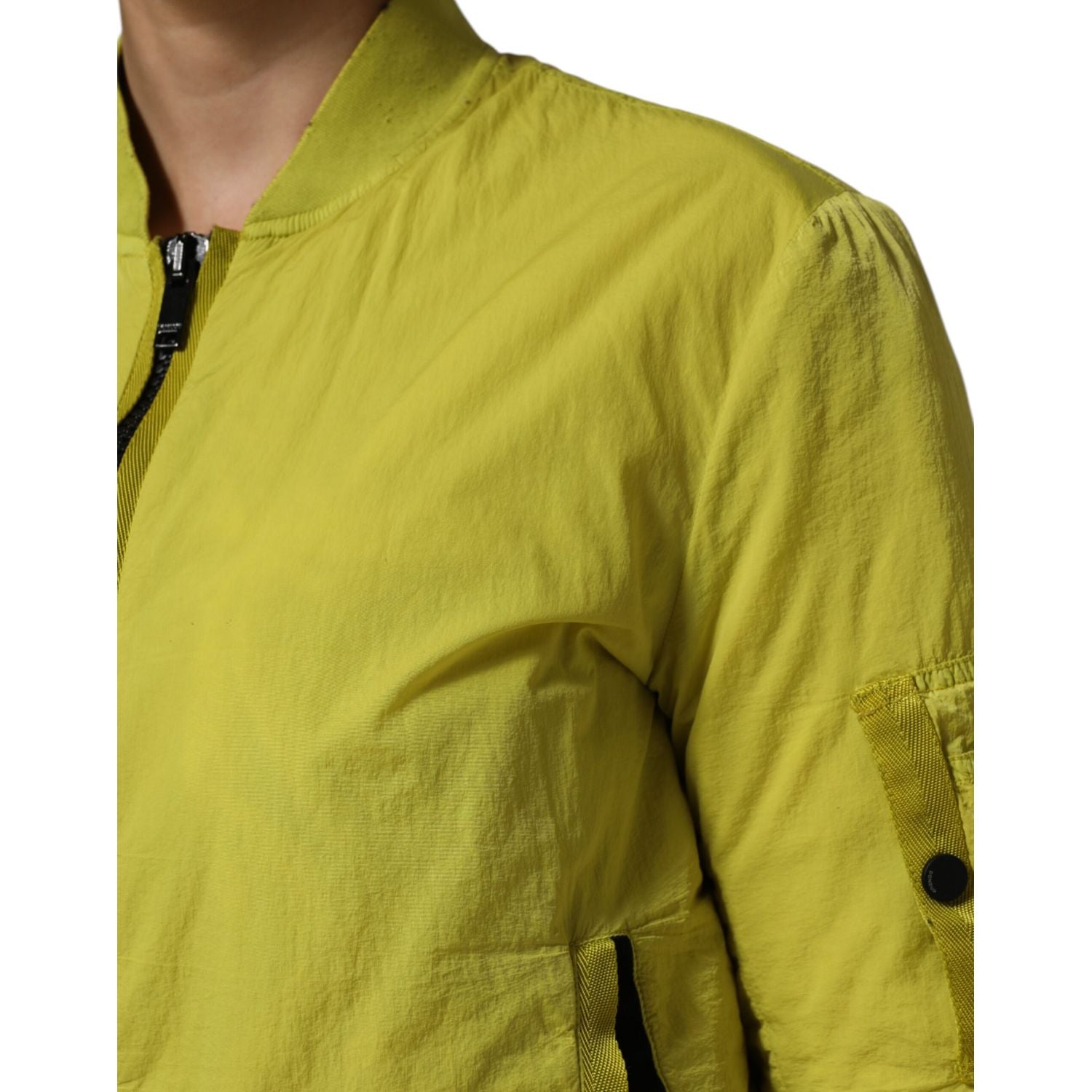 Front view with bag zipped and handles upright.