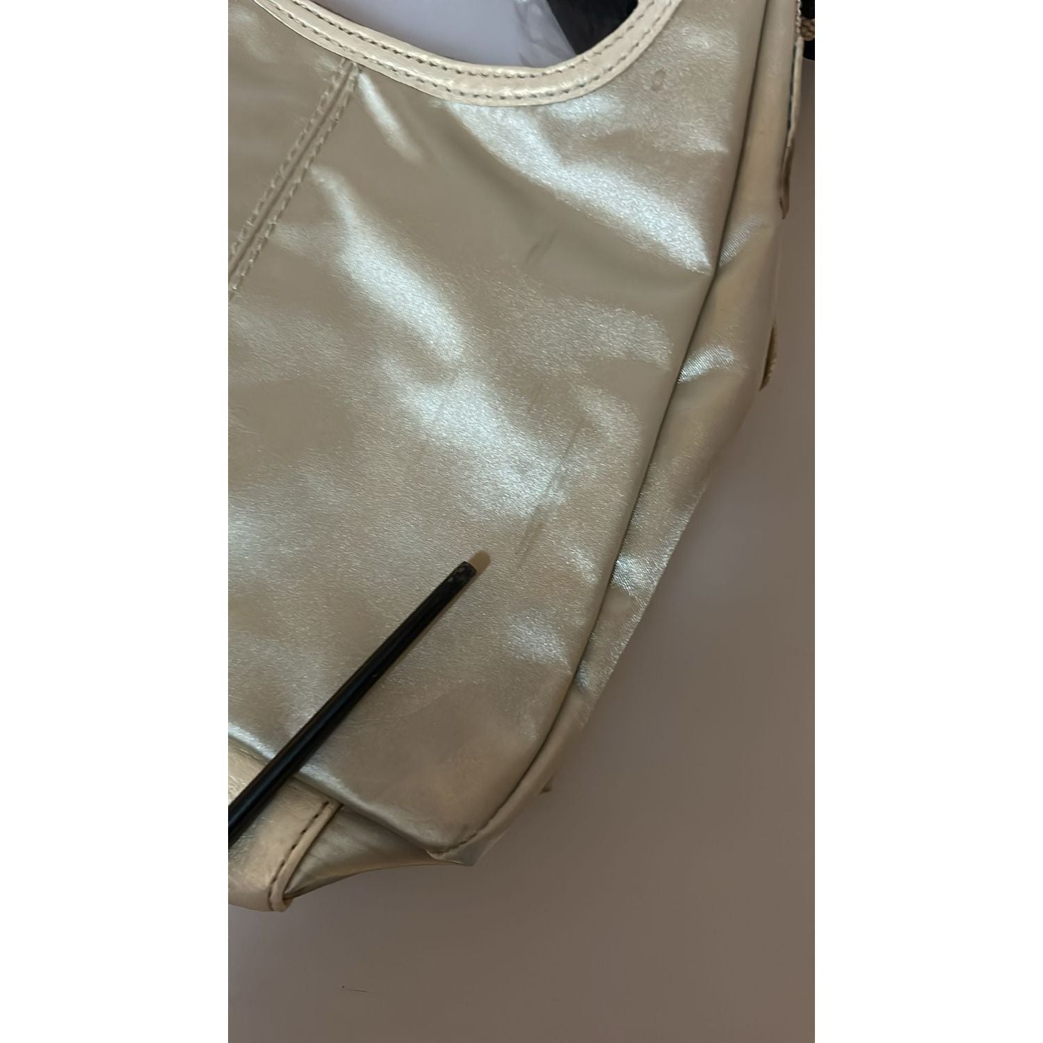 حقيبة كتف أنيقة من القماش الأبيض من WAYFARER - مثالية لأي مناسبة