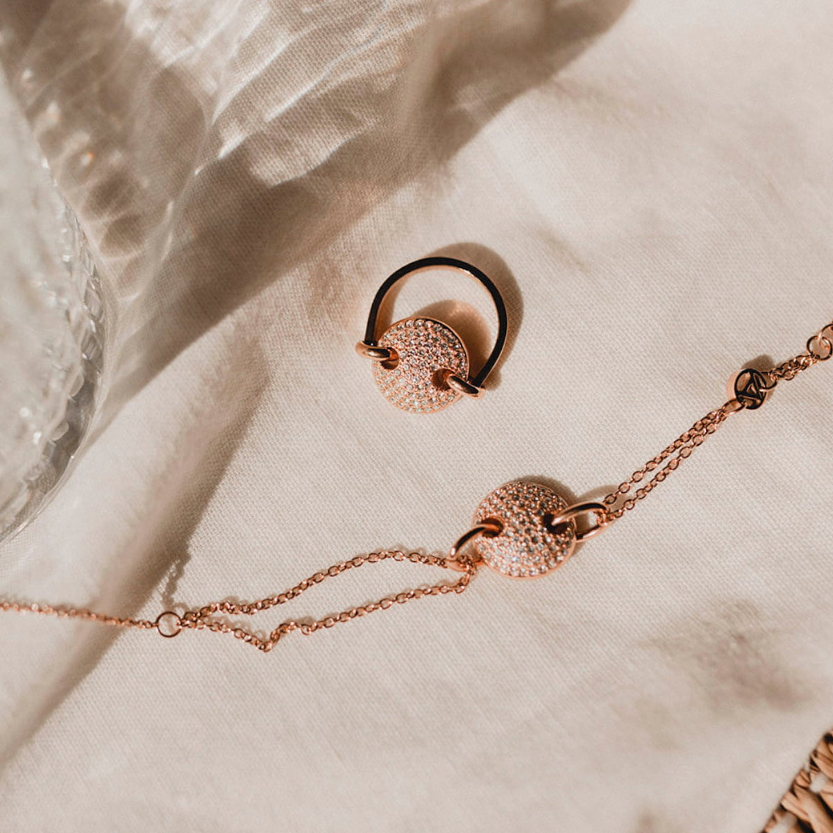 AN JEWELS JEWELRY Mod. AL.BJT01RC rose gold necklace and ring set displayed on elegant fabric surface