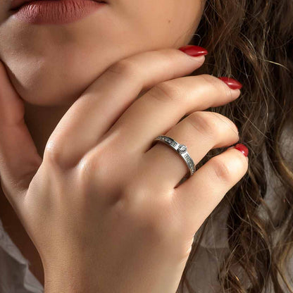 Close-up of a woman's hand wearing AN JEWELS JEWELRY Mod. AR.R1NS01SC-7 ring with elegant design on her finger.