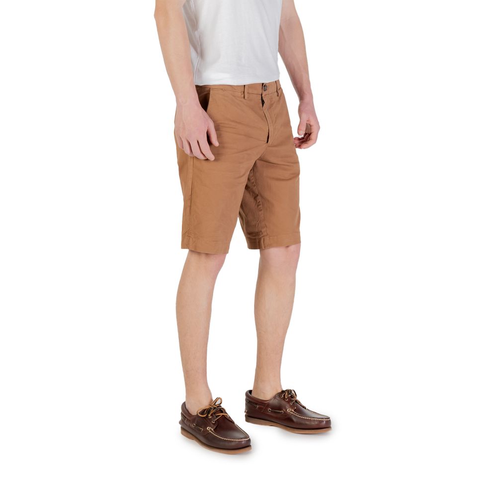 Man wearing Borghese Beige Cotton Bermuda Shorts paired with boat shoes, showcasing casual style and comfort.
