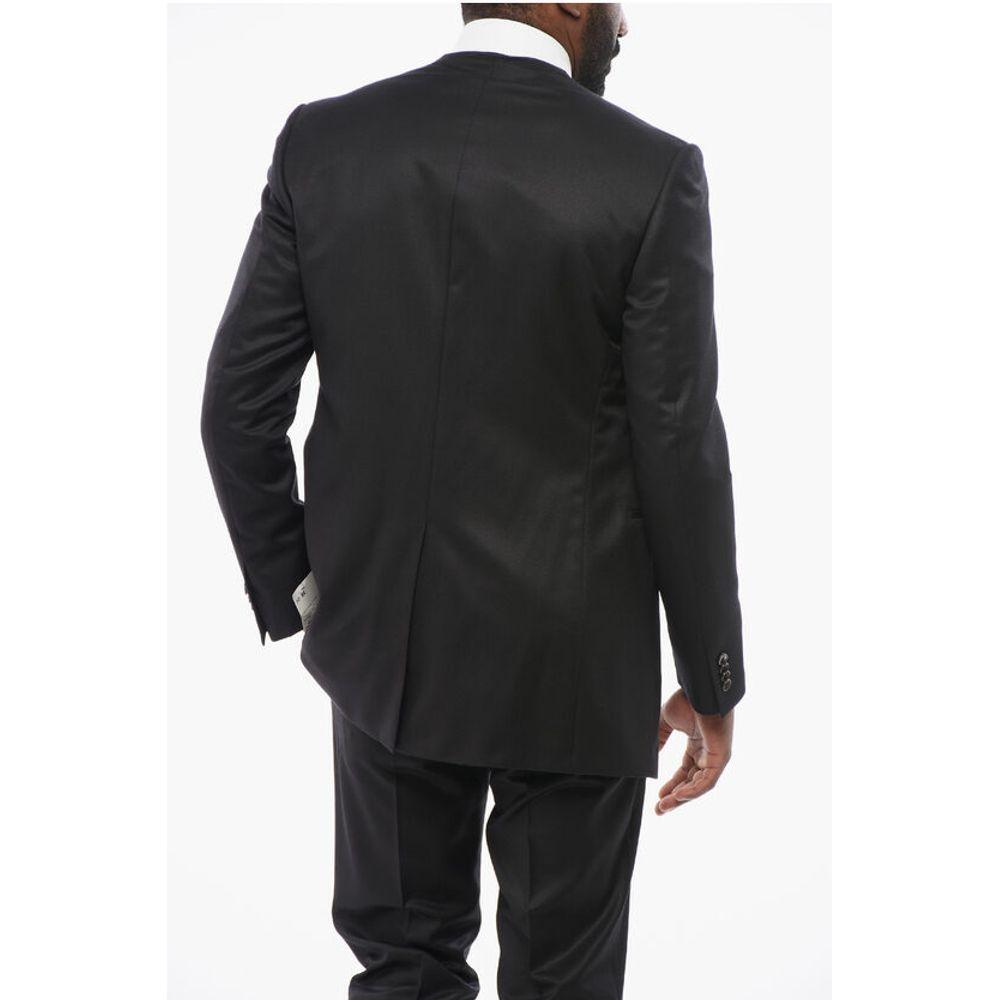 Front view with bag zipped and handles upright.