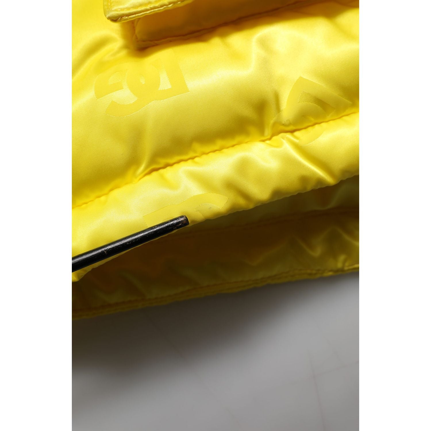 Front view with bag zipped and handles upright.