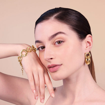 Woman wearing ETRUSCA JEWELS JEWELRY Mod. WSET00736.YG showcasing bracelet and earrings.