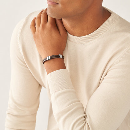 Man wearing a stylish bracelet, showcasing FOSSIL JEWELS JEWELRY Mod. JF04133040 on wrist.