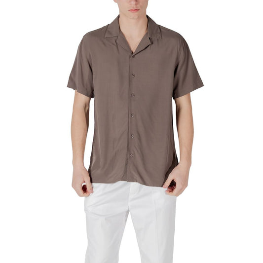 Gianni Lupo Brown Viscose Shortsleeve Shirt with pointed collar and button closure, worn by a model with white trousers.