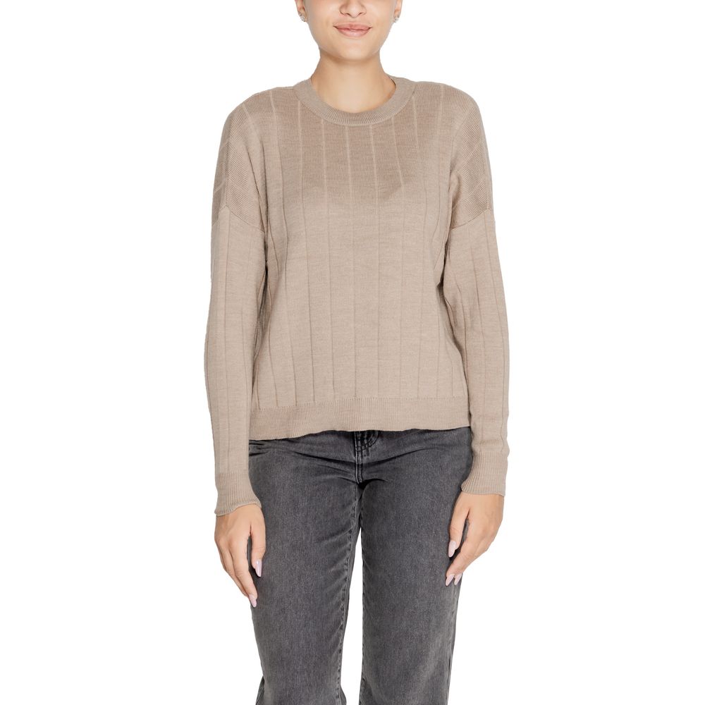 Woman wearing Only Beige Marabou Sweatshirt with vertical ribbed texture, showcasing modern and versatile crew neck design, perfect for casual wear.